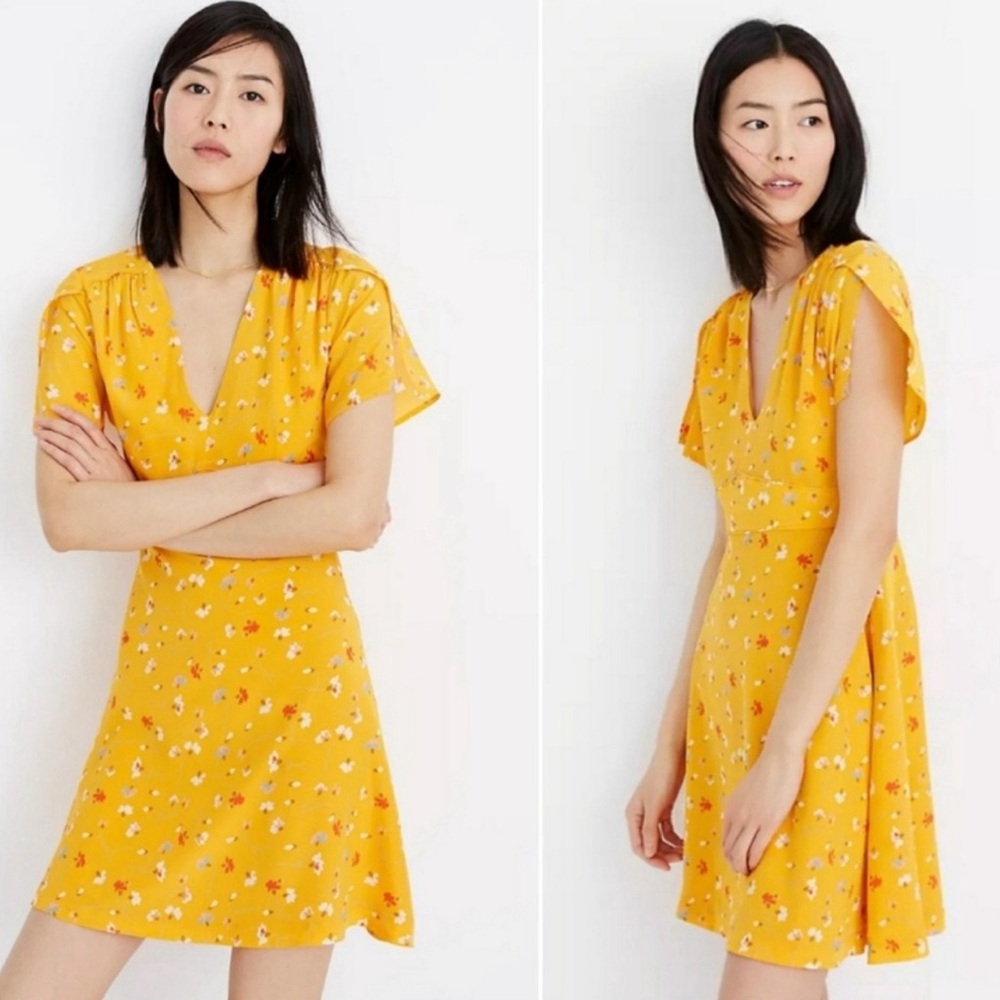 Madewell 100% Silk Belladonna Dress Floral
Gold V-Neck Flutter Sleeve